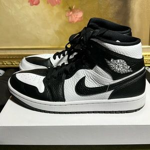 Jordan 1 Joker Mid SE Women’s 10.5/Mens 9.  Mint and Authentic